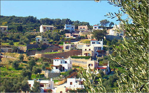 Agia Triada (Rethymnon): The holiday villas slope / Frontal